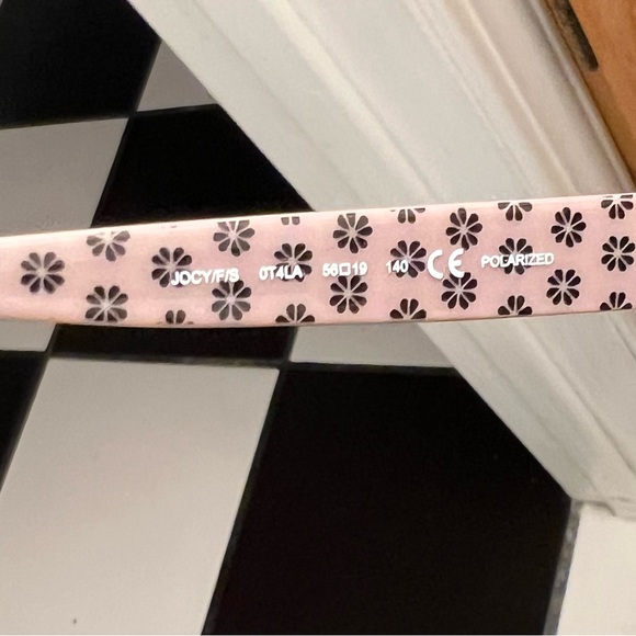 Kate spade sunglasses new in case. Just got in. come with a free designer gift - Picture 7 of 9